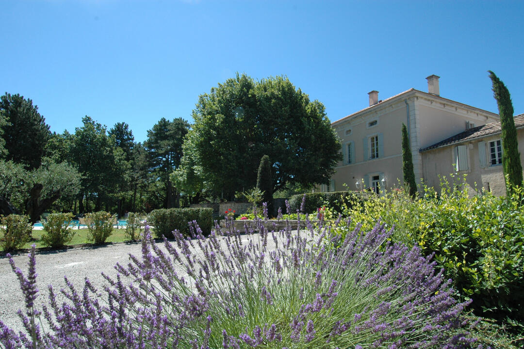 Prachtig pand met verwarmd zwembad en golfterrein in Lacoste 6 - Bastide Lacoste: Villa: Exterior