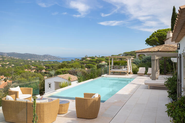 Villa moderne avec piscine à débordement chauffée à Sainte-Maxime
