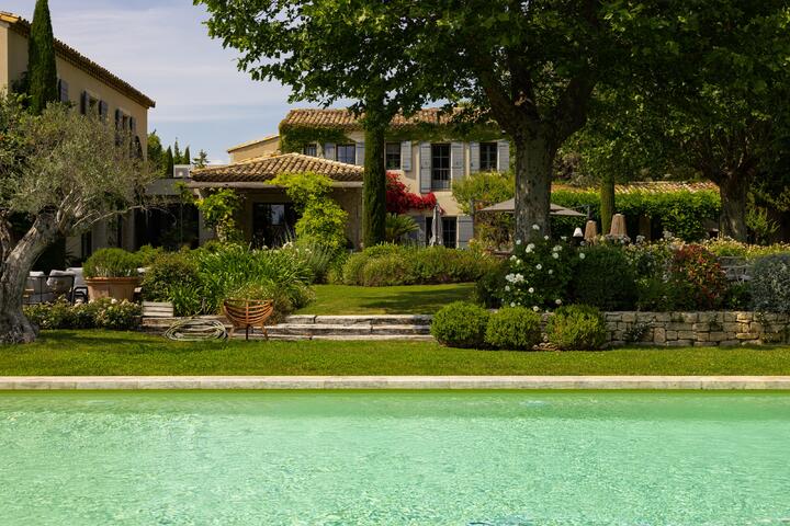 Großes Ferienhaus mit schönem Garten und beheiztem Pool