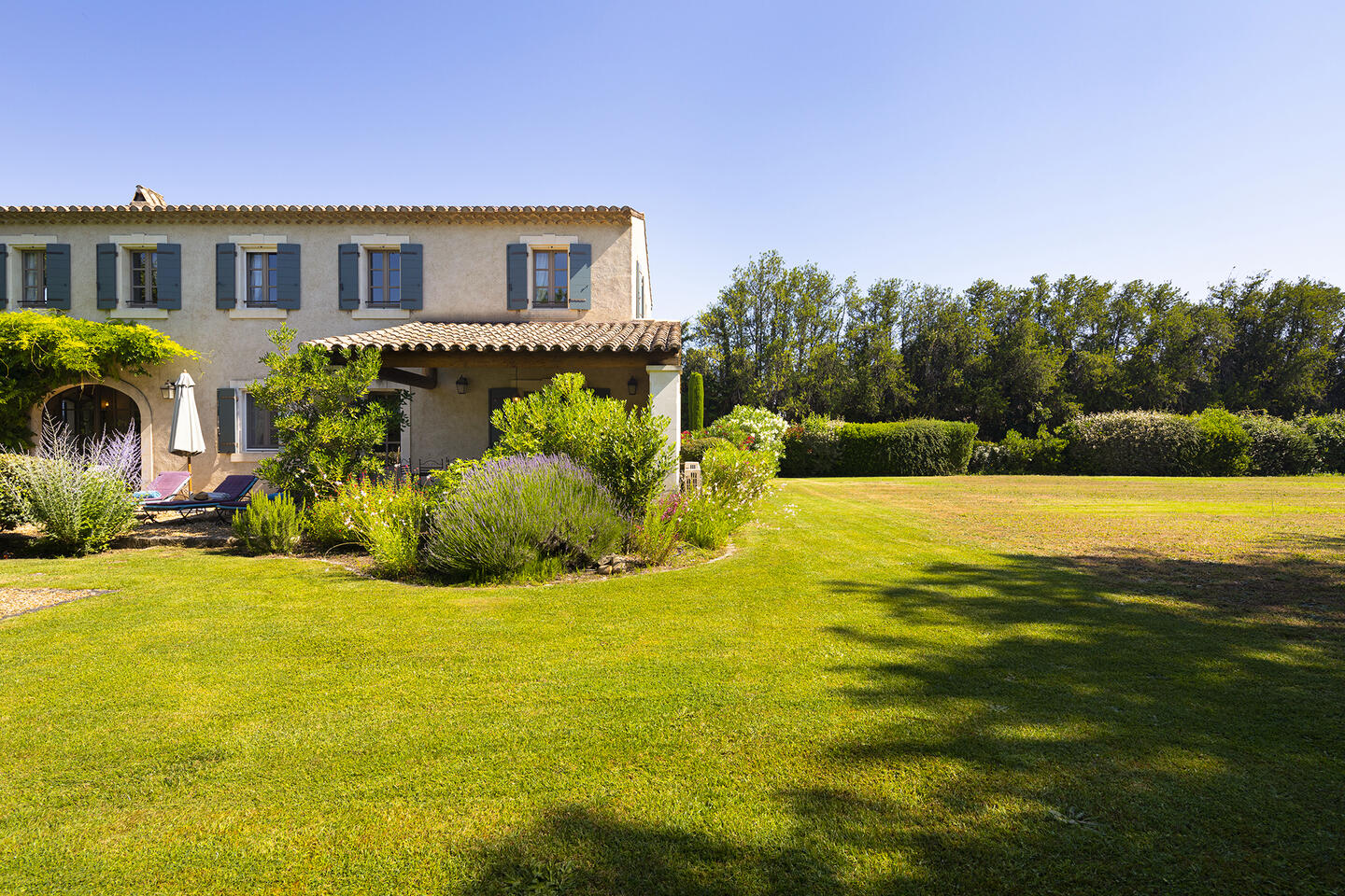 26 - Air-conditioned Bastide with swimming pool near the centre of Saint-Rémy: Villa: Exterior