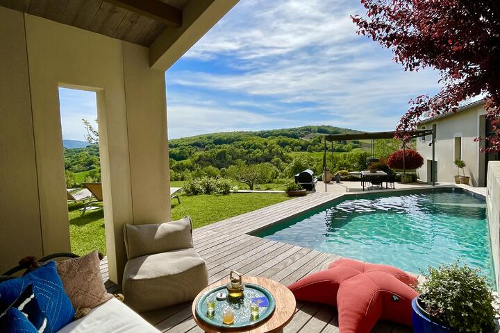 Luberon holiday rental with a heated pool 