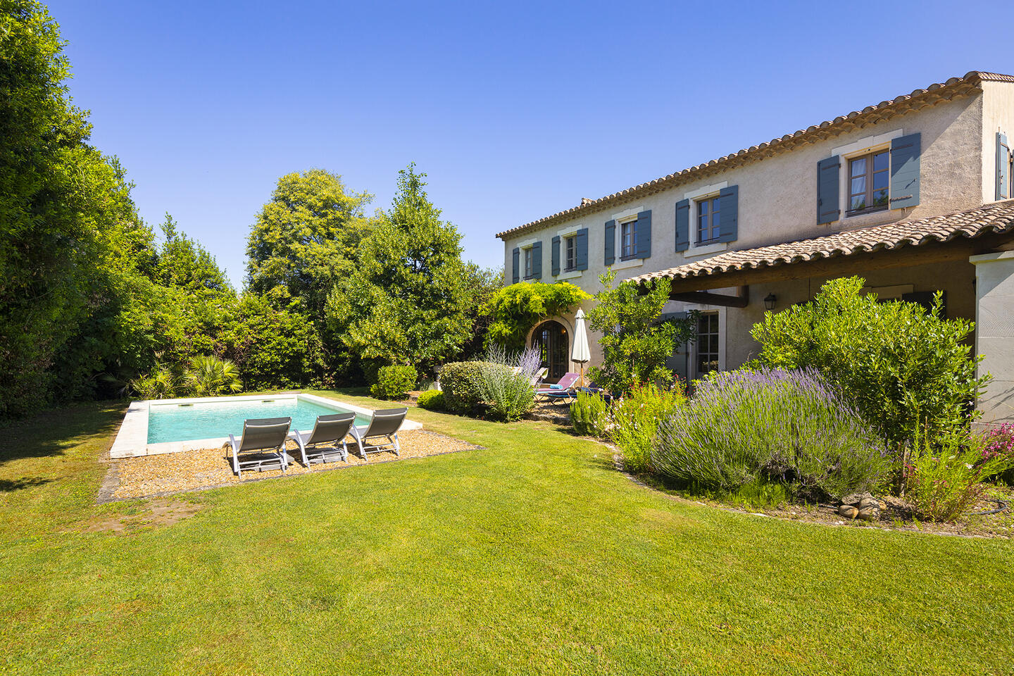 25 - Air-conditioned Bastide with swimming pool near the centre of Saint-Rémy: Villa: Exterior