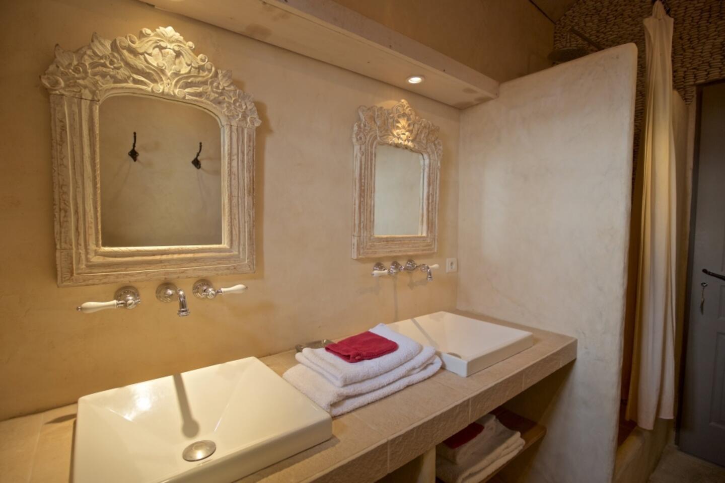 54 - Mas de Beaumes: Villa: Bathroom