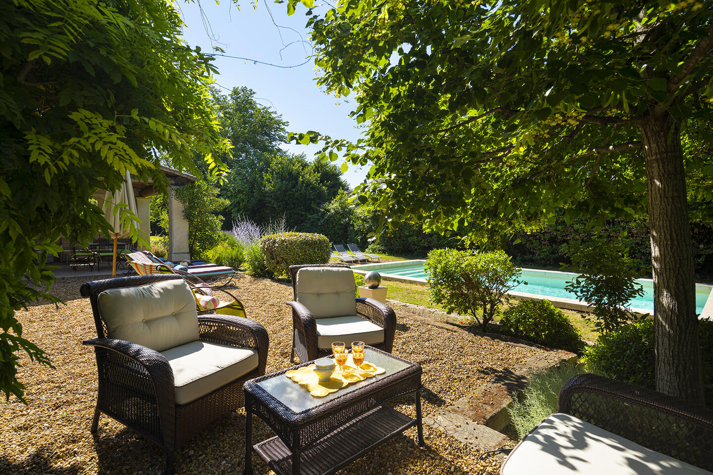 21 - Air-conditioned Bastide with swimming pool near the centre of Saint-Rémy: Villa: Exterior
