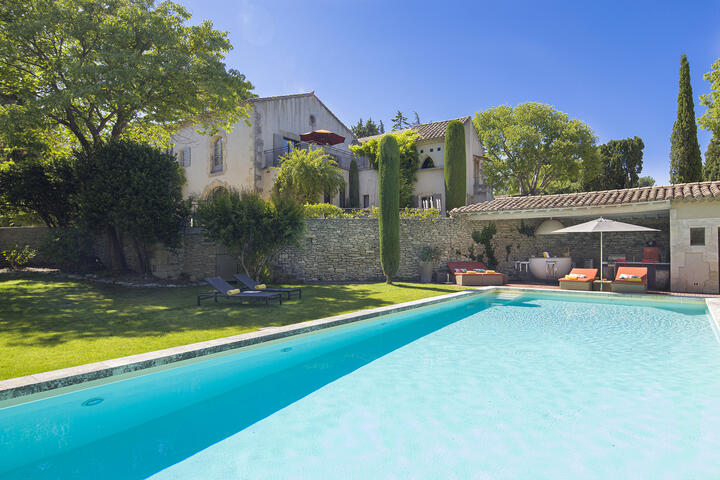 Large property nestled in the heart of the Alpilles