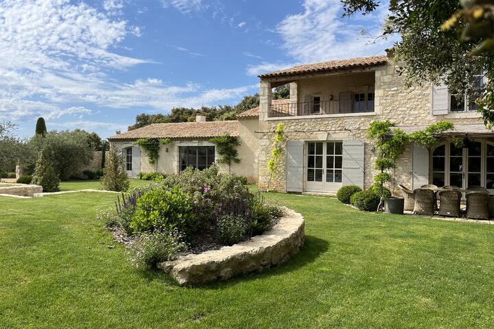 Charming farmhouse with swimming pool in Eygalières