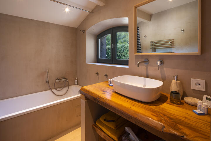 27 - Mas de Provence: Villa: Bathroom