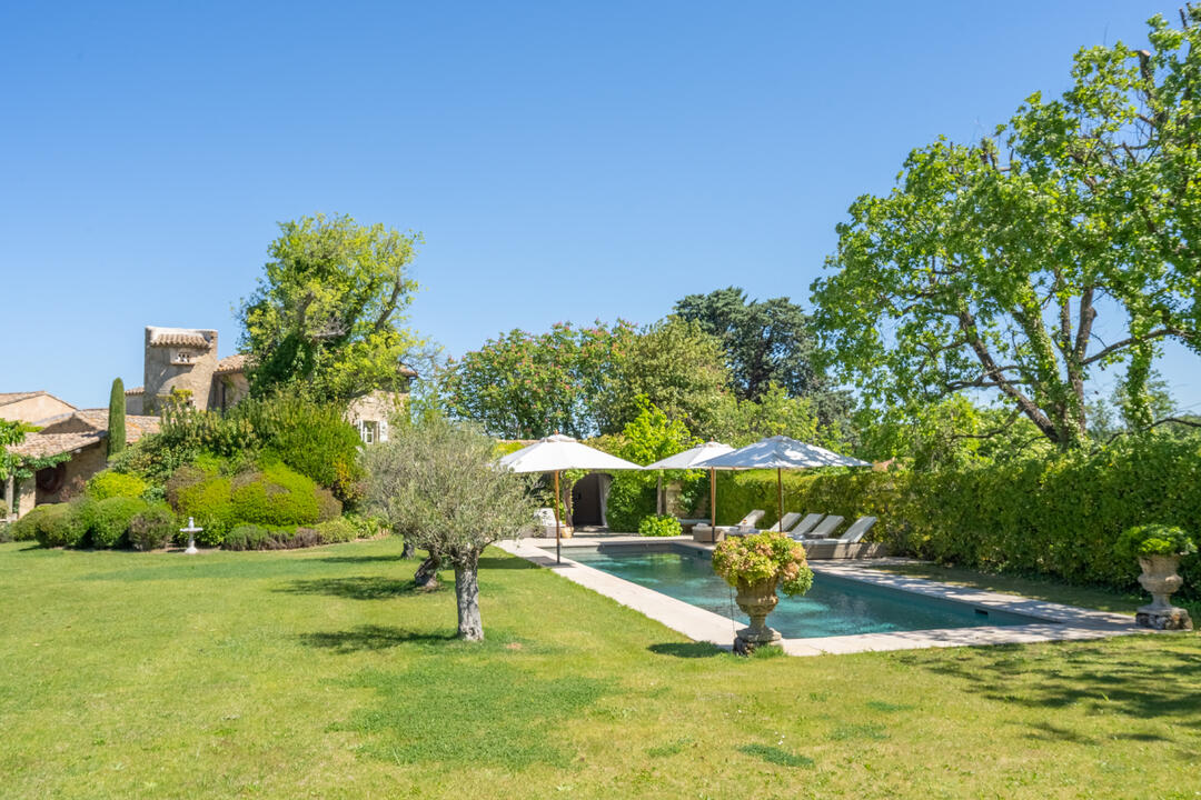 Historical Paradise with Heated Pool and Pool House 5 - La Tour d\'Oppède: Villa: Exterior