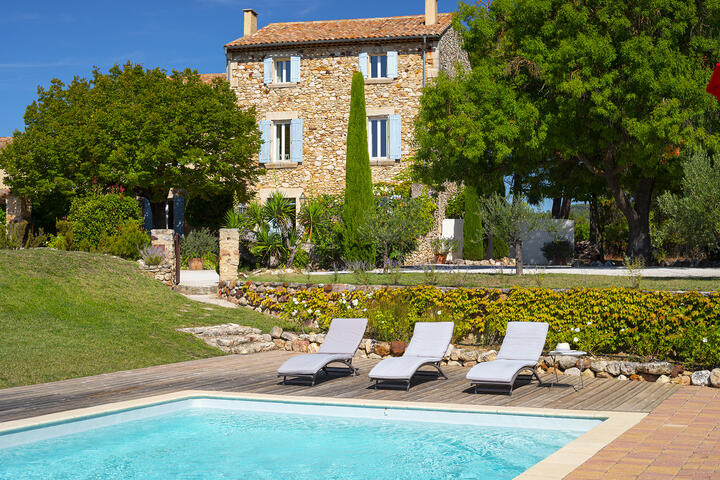 Restored farmhouse with a heated pool in the Luberon