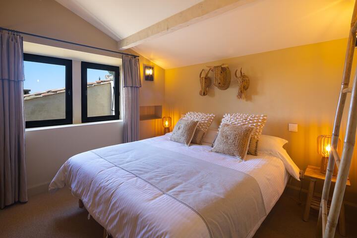 28 - Mas de Provence: Villa: Bedroom