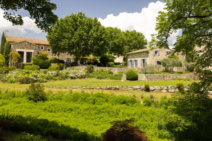 Spectacular Country House with a Heated Pool in the Luberon