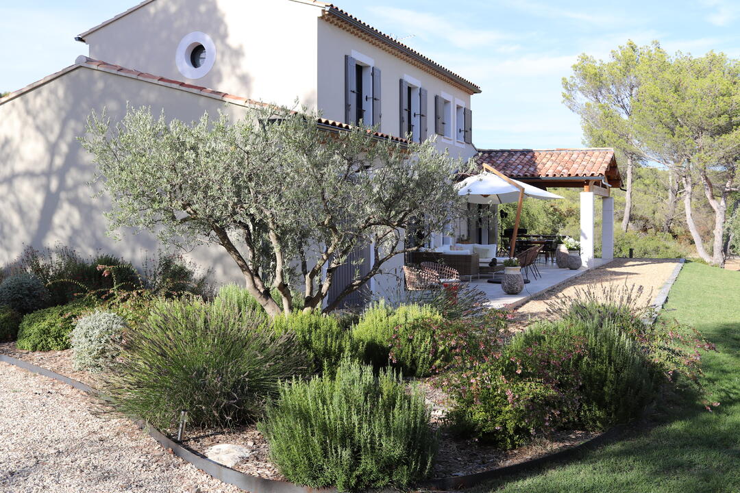 Charming Holiday Rental with Heated Pool in the Luberon 7 - Maison Poulinas: Villa: Exterior