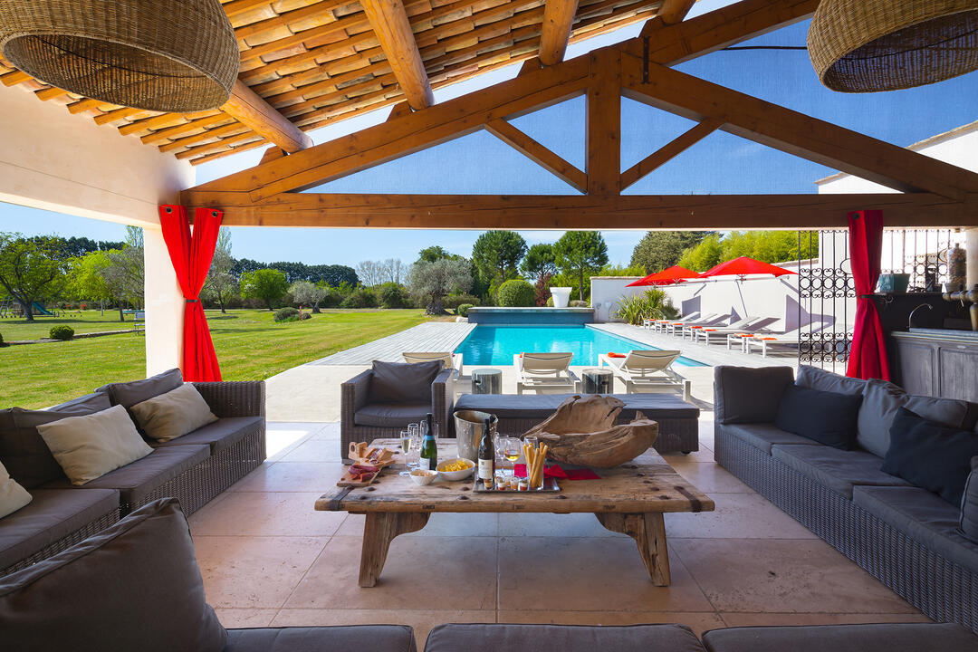 Beautiful Farmhouse for Twenty Guests in the Luberon 7 - Mas des Vignes: Villa: Exterior