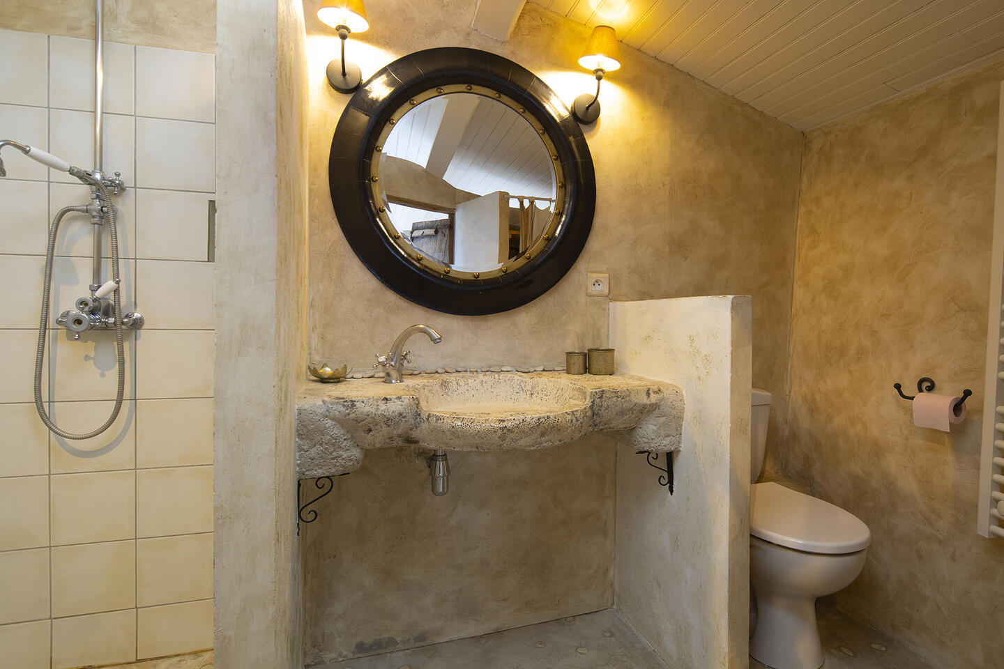 30 - La Garrigue: Villa: Bathroom