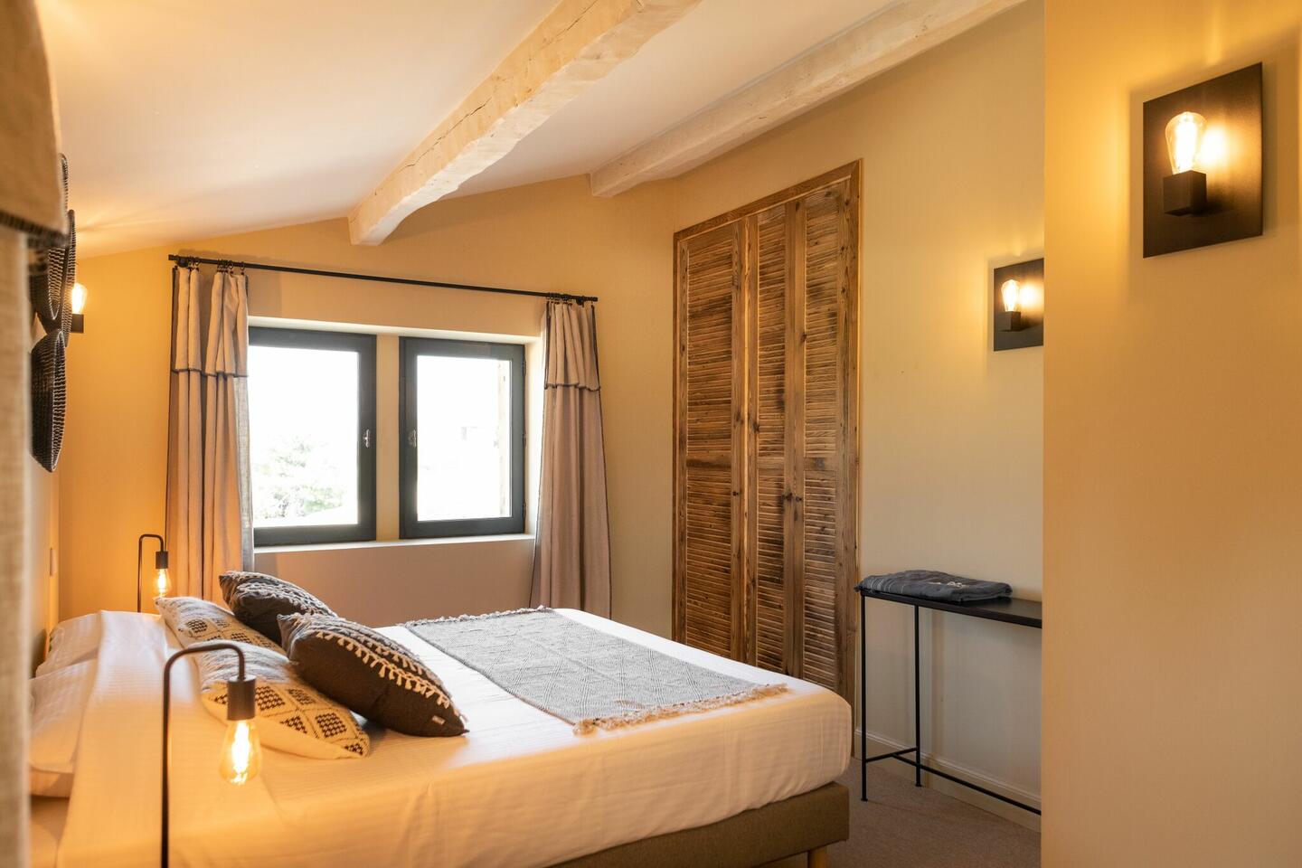 18 - Mas de Provence: Villa: Bedroom