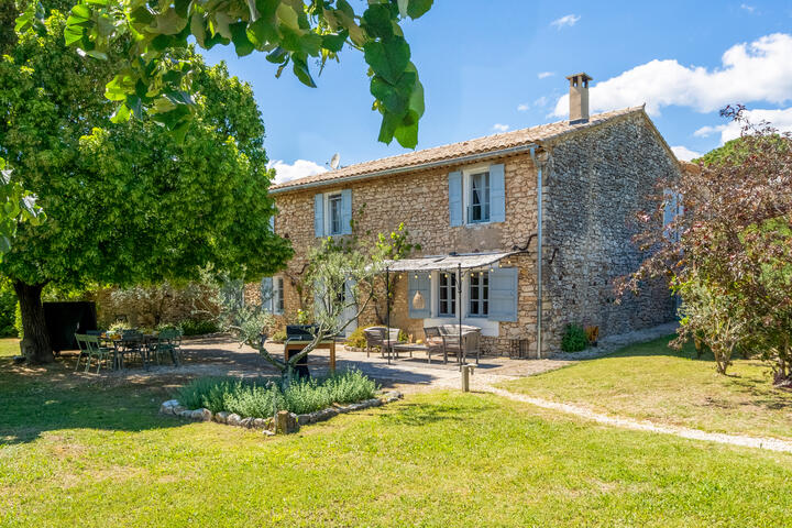 Seliges Bauernhaus in der Landschaft bei Roussillon