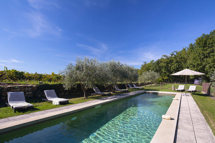 Rustic hamlet with a heated pool in the Luberon