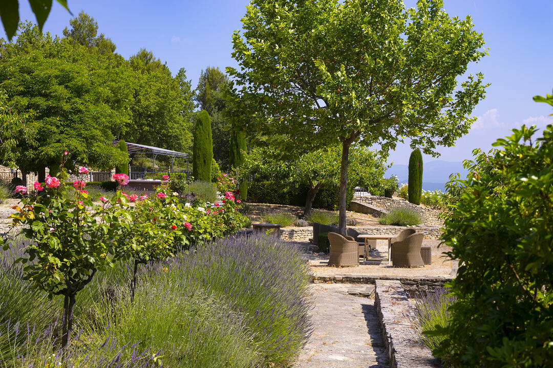 Magnifique propriété avec vue sur la vallée du Luberon 6 - La Roseraie: Villa: Exterior
