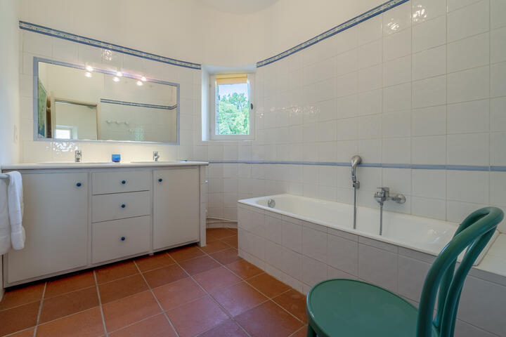 28 - Villa Goult: Villa: Bathroom