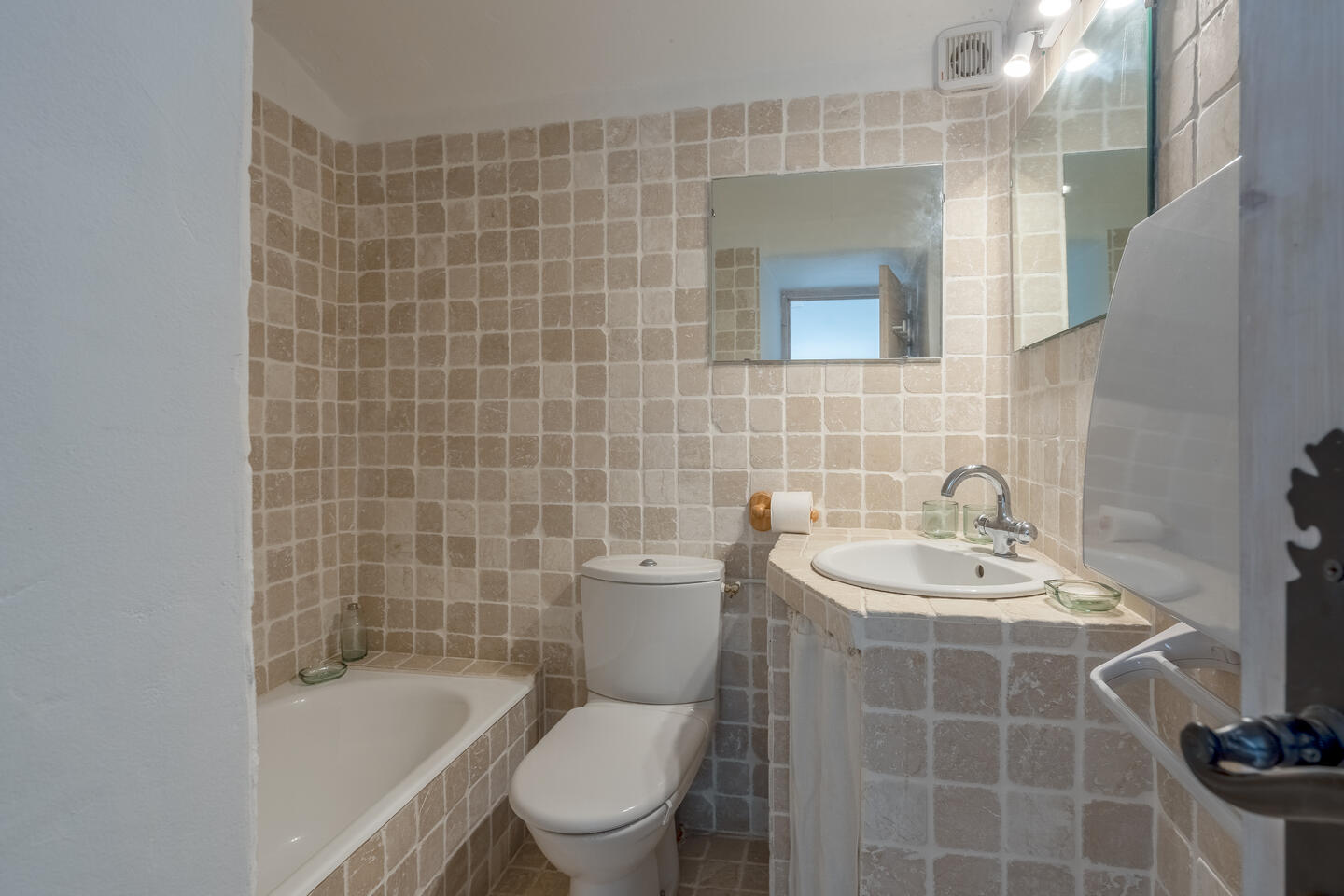 45 - Villa Goult: Villa: Bathroom - Annex bathroom 