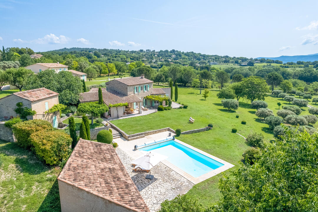 Stylish Villa with a Heated Pool and a Shaded Terrace 5 - Villa Goult: Villa: Pool