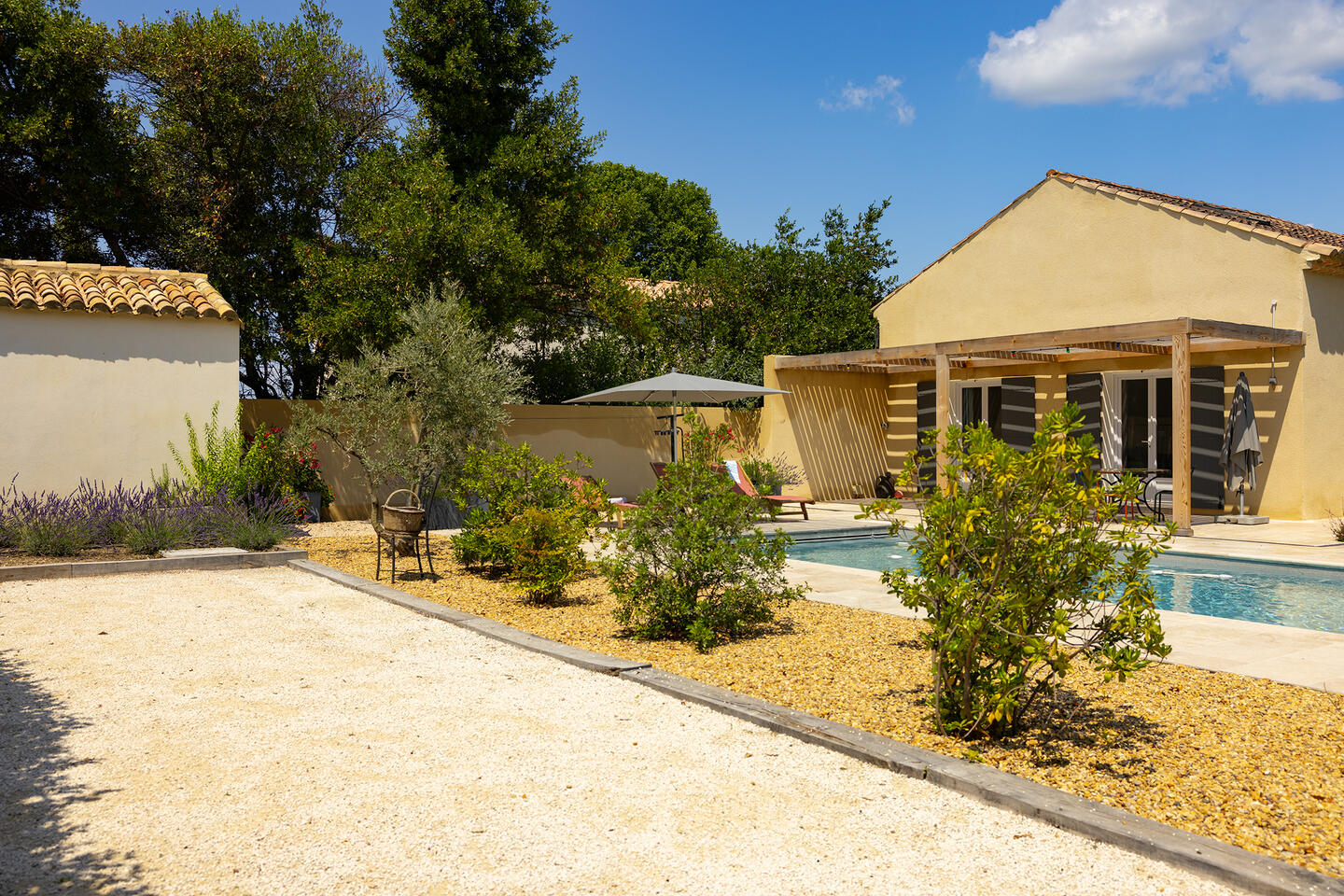 24 - La Maison de Village: Villa: Exterior - Blick auf das Gästehaus