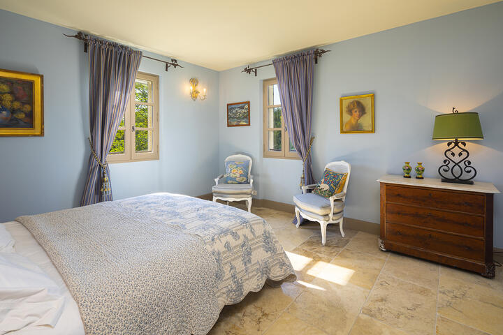 10 - Air-conditioned Bastide with swimming pool near the centre of Saint-Rémy: Villa: Bedroom
