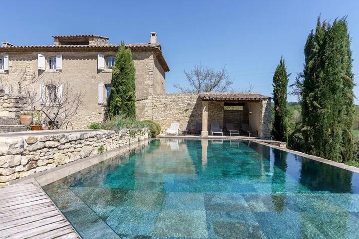 Luxuriöses Bauernhaus mit Infinity-Pool in Goult