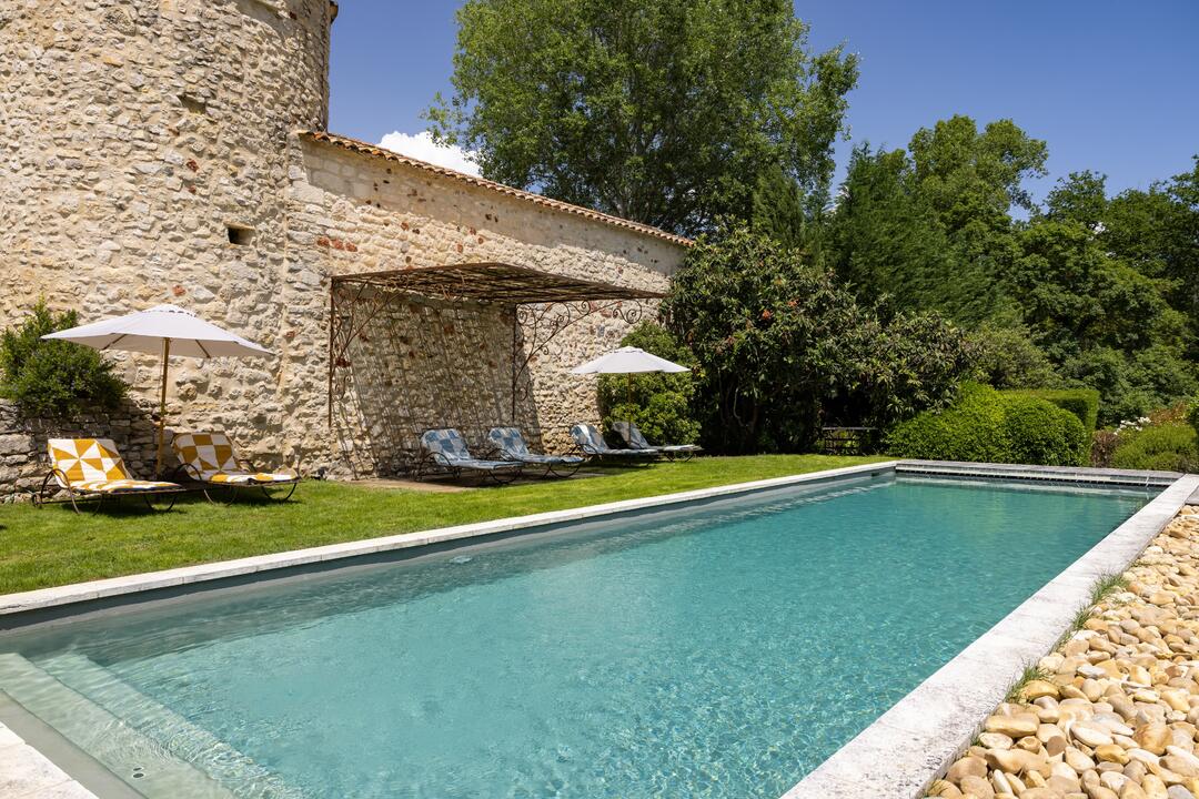 Stunning Holiday Rental with Heated Pool in the Luberon 7 - Bastide de Goult: Villa: Pool