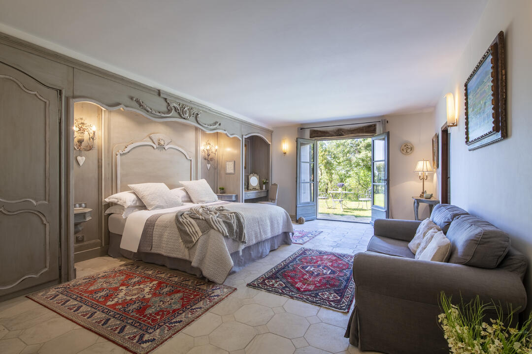 Luxury Holiday Rental with Heated Pool in Bonnieux 5 - Mas Bonius: Villa: Bedroom