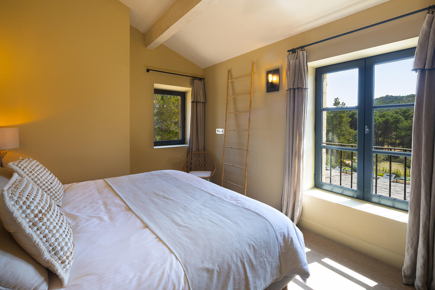 31 - Mas de Provence: Villa: Bedroom