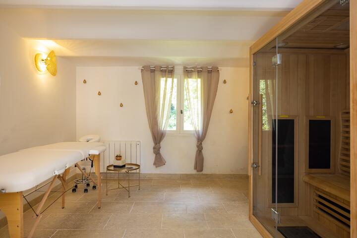 41 - Petite Bastide de Goult: Villa: Interior - La salle de bain de Polaris