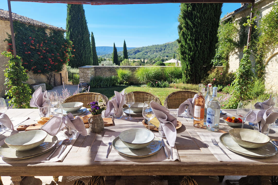 Beautifully restored Farmhouse with Heated Pool in the Luberon 6 - Mas Vaudois: Villa: Exterior