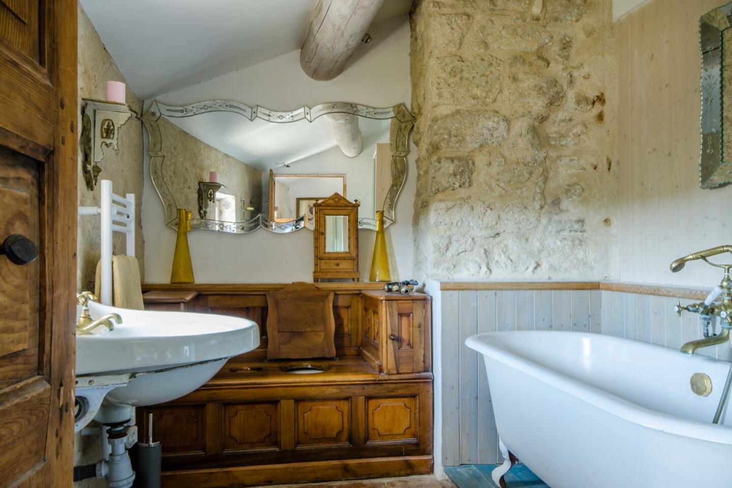 84 - La Maison de Grambois: Villa: Bathroom