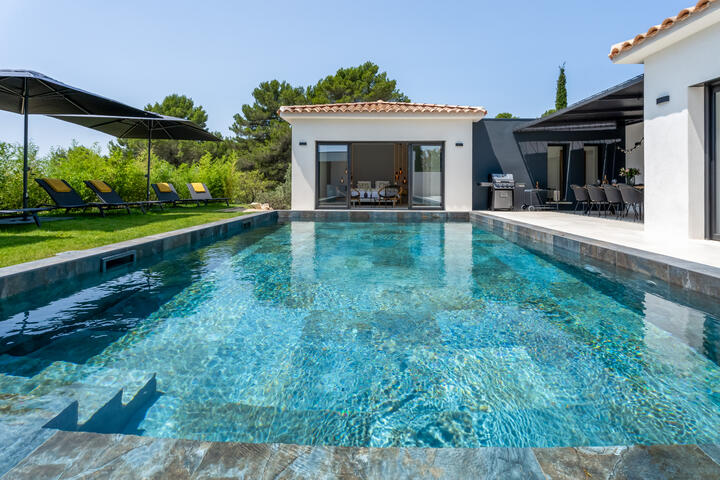 Elegante, moderne villa met verwarmd zwembad nabij Lourmarin