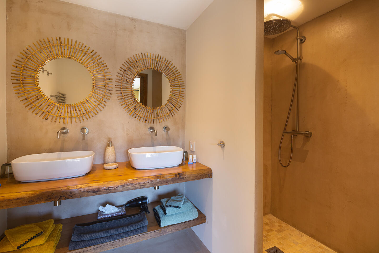 26 - Mas de Provence: Villa: Bathroom