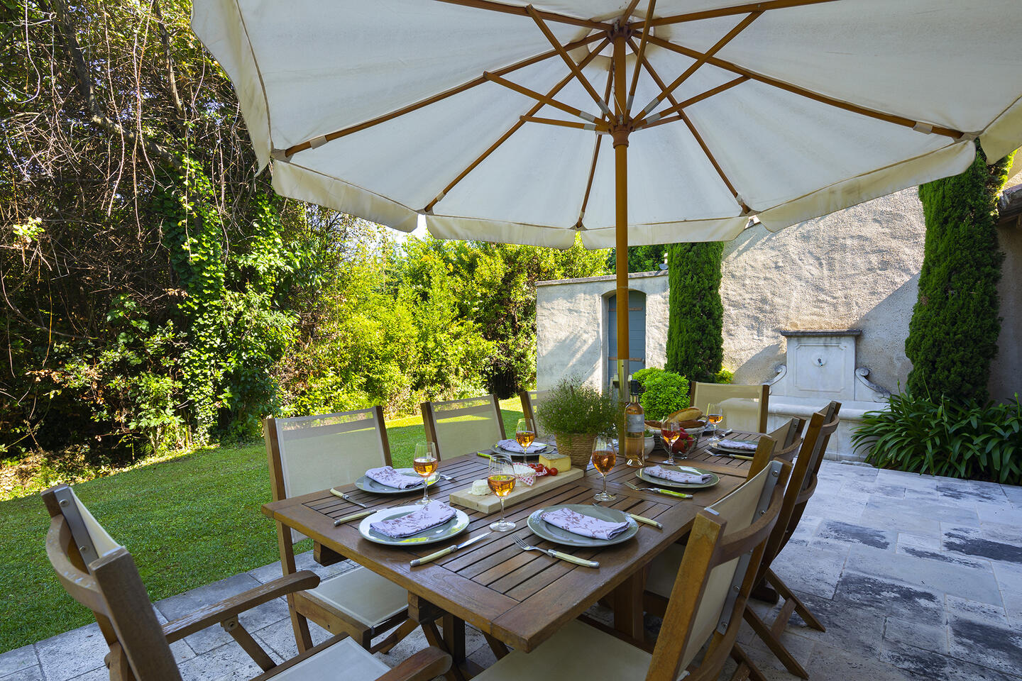 8 - Air-conditioned Bastide with swimming pool near the centre of Saint-Rémy: Villa: Exterior