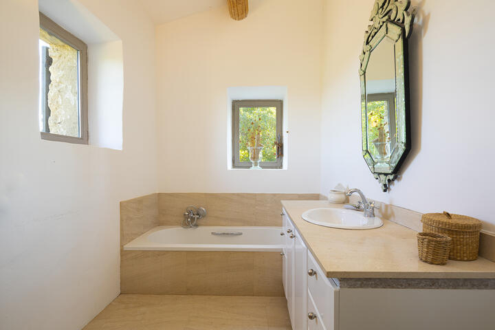 10 - Le Mas Rustique: Villa: Bathroom