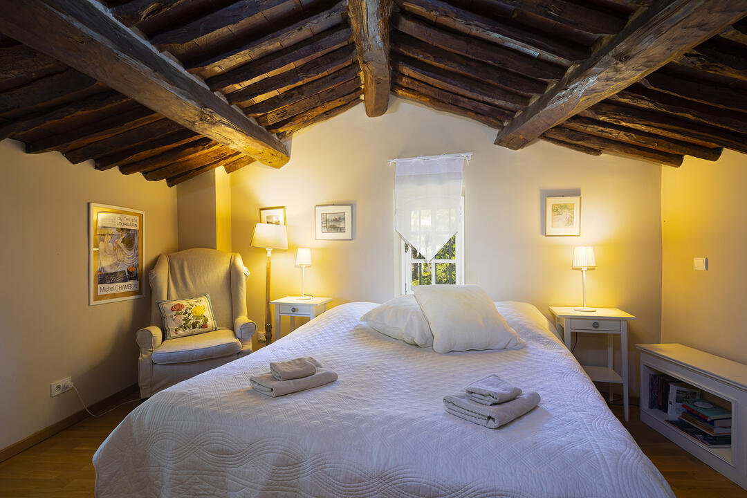 Charming Property in the heart of a Luberon Village 4 - Maison de Village: Villa: Bedroom