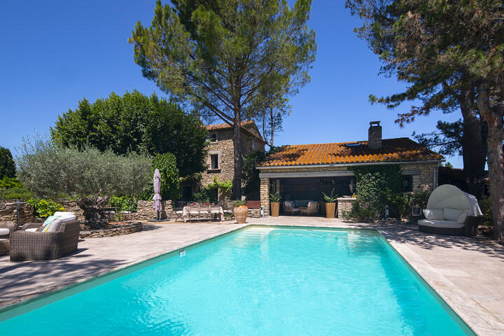 House for sale with heated swimming pool near Isle-sur-la-Sorgue