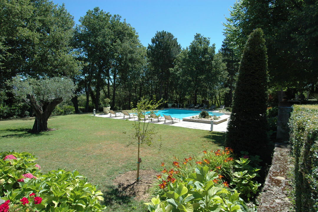 Prachtig pand met verwarmd zwembad en golfterrein in Lacoste 7 - Bastide Lacoste: Villa: Exterior