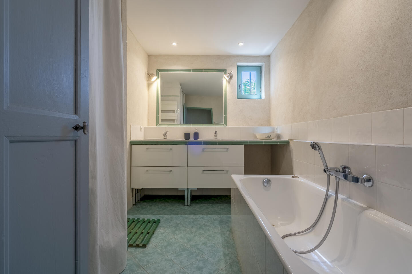 32 - Mas du Tilleul: Villa: Bathroom
