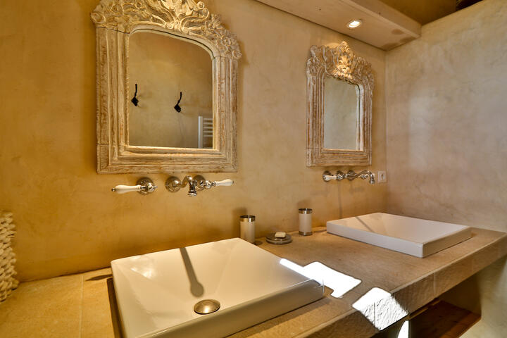 52 - Mas de Beaumes: Villa: Bathroom