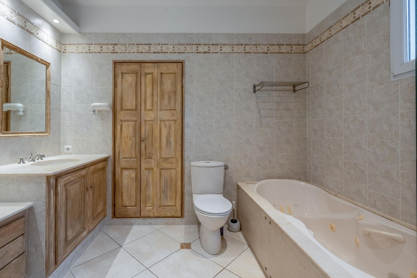 38 - La Villa La Roque: Villa: Bathroom