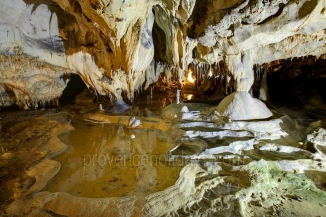 Natural Sites in Le Thor, Luberon : Grotte de Thouzon