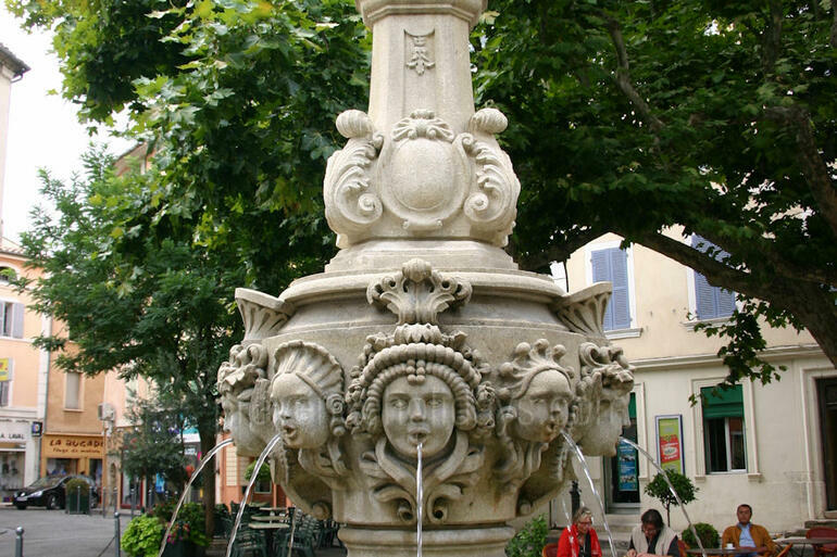 57 - Carpentras Anges Fountain