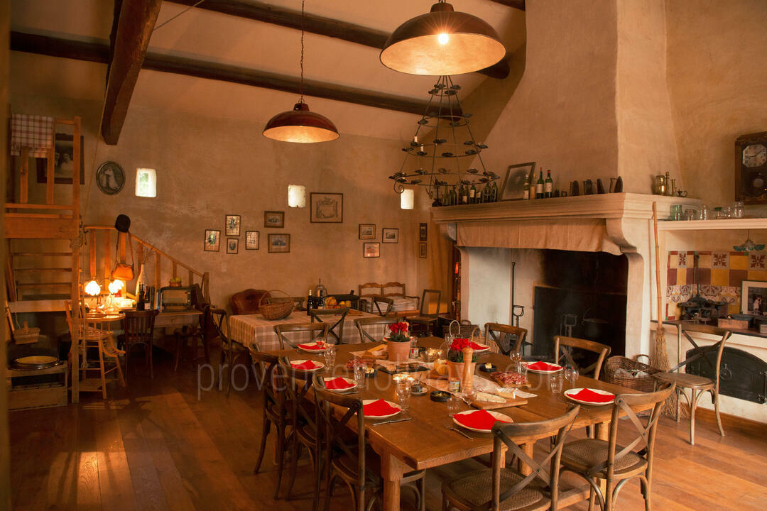 Charming Holiday Rental with Air Conditioning in Avignon 5 - Chez Audrey: Villa: Interior