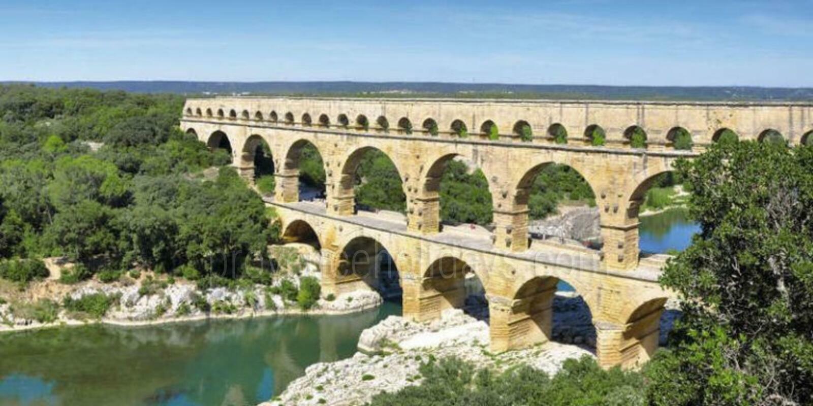 Village In Provence Vers Pont Du Gard Provence Holidays
