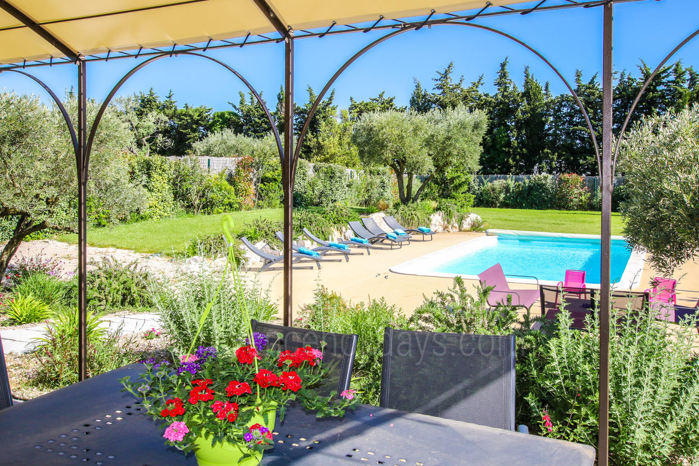 Atemberaubendes Ferienhaus in der Nähe des Mont Ventoux 13 - Chez Nathalie: Villa: Pool