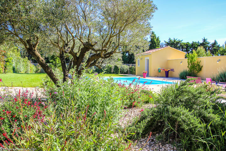 Stunning Holiday Home with Heated Pool near the Mont Ventoux 15 - Chez Nathalie: Villa: Exterior